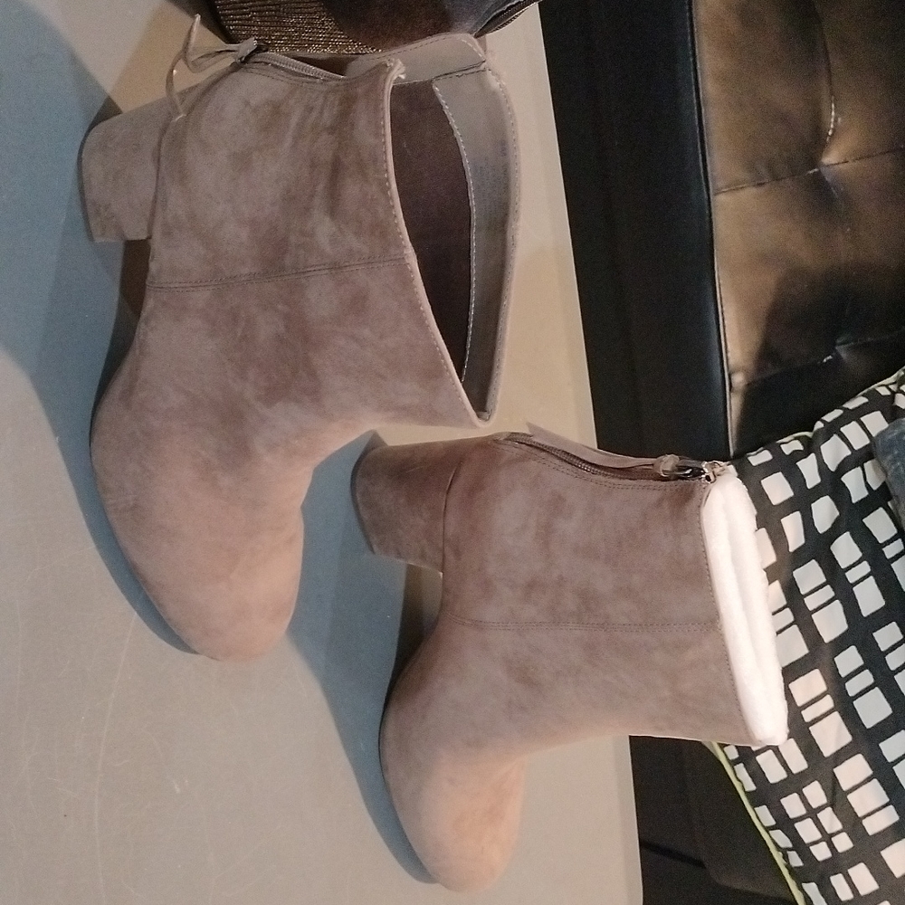 Boots - Picture 4 of 5